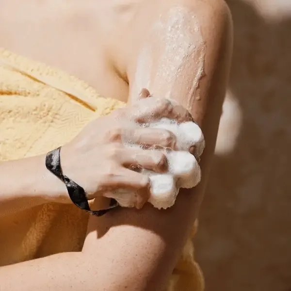 Éponge Spongellé utilisée sous la douche